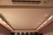 многоуровневый потолок с подсветкой и светильниками